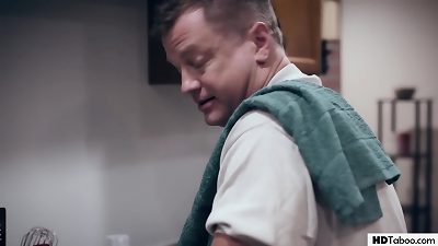 çº¢å‘å°‘å¥³æ®´æ‰“ç”·å‹ç„¶åŽæ˜¯çˆ¶äº² - çŽ›é›…Â·è‚¯å¾·é‡Œå…‹