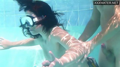 ç±³å¦®æ— å°½å’Œçˆ±å¾·åŽåœ¨æ¸¸æ³³æ± é‡Œå°„ç²¾
