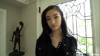 å¥½å®¶åº­ - æ´¾å¯¹å‰ä»–å¦ˆçš„ç»§å¦¹æ–¯å˜‰ä¸½Â·å¸ƒé²å§† (Scarlett Bloom)