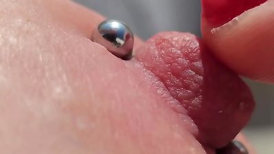 çŽ©åˆºç©¿çš„ä¹³å¤´åœ¨é˜³å°ä¸Šå…³é—­