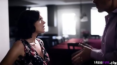 å…‹ä¸½ä¸Â·æž—æ© (Krissy Lynn) å‘çŽ°å¥¹çš„ä¸ˆå¤«ä¸Žå¥¹åå‡ å²çš„æ–½è™ç‹‚å…‹æ´›ä¼ŠÂ·å¦æ™®å°” (Chloe Temple) è¿›è¡Œæ€§äº¤ï¼Œå¹¶å†³å®šåŠ å…¥ä»–ä»¬ï¼Œä»–ä»¬è½®æµç”¨ä»–çš„å¤§é¸¡å·´è¿›è¡Œæ€§äº¤ã€‚
