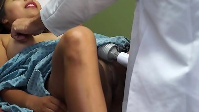 åŒ»ç”Ÿè®©ç—…äººåœ¨æ£€æŸ¥å‰æ‘„åƒå¤´å°„ç²¾ 2 ç‰¹å†™æ­£å¸¸