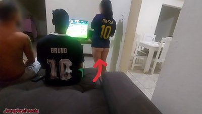 tive que fazer sexo com amigo do meu marido por causa de uma aposta, mas fiquei com tesÃ£o e acabei fazendo dp com os dois