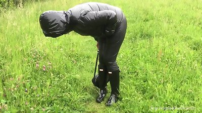 ç©¿ç€çŒŽäººé›¨é´å’Œçš®é©ç´§èº«è£¤çš„å¦»å­ï¼ˆè§†é¢‘è¶…çŸ­è£™æ™ºèƒ½æ‰‹æœºï¼‰
