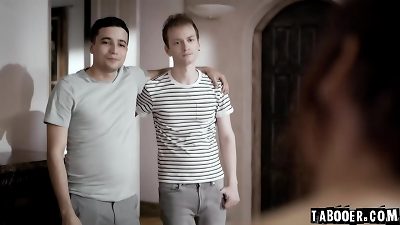 ä¸¤ä¸ªå¹´è½»è€Œæ„¤æ€’çš„å…„å¼Ÿ Ricky Spanish å’Œ Alex Jett åŒé‡ç²‰ç¢Žä»–ä»¬è‡ªå·±çš„è€æ¯äº² Syren De Mer æ¥å‘æ³„ä»–ä»¬çš„æŒ«è´¥æ„Ÿï¼