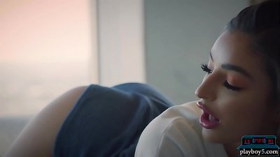 Playboy5.com - èº«æçŸ®å°çš„æ‹‰ä¸ç¾Žå¥³ Emily Willis é€šè¿‡è£¸ä½“æ¥å®£ä¼ ç¾Žå¼è¶³çƒ