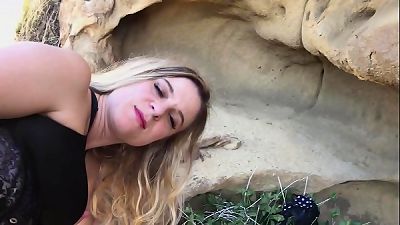 å¤æ€ªçš„æœªæ¥æ´¾è¶…çº§è‹±é›„åœ¨æˆ·å¤–çš„å±±æ´žé‡Œåšçˆ± - Erin Electra