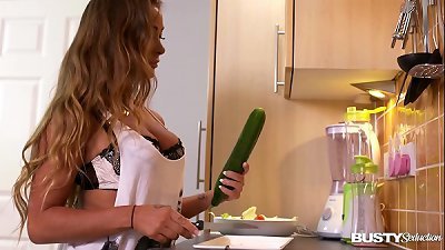 åŽ¨æˆ¿é‡Œçš„ä¸°æ»¡è¯±æƒ‘è®©é˜¿æ›¼è¾¾Â·ä¼¦å¾·å°” (Amanda Rendall) æŠŠå¥¹çš„ç²‰è‰²è£…æ»¡è”¬èœ
