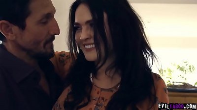 Krissy Lynn å’Œç»§å¥³ Kamryn Jade åœ¨ Krissys çš„ä¸ˆå¤«ç¦»å¼€åŽæˆåŠŸæ‹¥æœ‰äº† Tommy Gunn å”å”ã€‚å”å”å¼€å§‹äº†ä¸€åœºè‹¦å·®äº‹æ¥å®‰æ…°ä»–ä»¬ã€‚