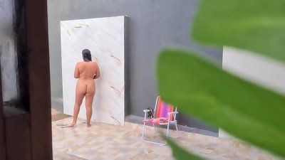 æˆ‘å‘çŽ°æˆ‘çš„æ€§æ„Ÿé‚»å±…åœ¨äº«å—å®Œæµ·æ»©åŽåœ¨åŽé™¢è¿›è¡Œå†²æ´—