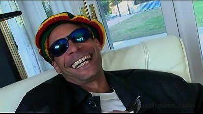 æ¢…æ ¹Â·æ¢¦éœ²è¢«å¥¹å¦»å­çš„é˜´æˆ·ç ¸çƒ‚äº†ï¼