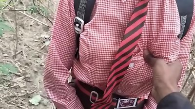 å°åº¦å¾·è¥¿ä¹¡æ‘å­¦æ ¡å°é¸¡å¸¦åˆ°ä¸›æž—å¹¶ç ¸ç¢Ž