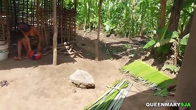ç¤¾åŒºæ€§ç‹©çŒŽè€…åœ¨çˆ·çˆ·çš„æœ¬åœ°å»ºç­‘ä¸­æ‹§ç´§å¤æ€ªçš„å°‘å¥³