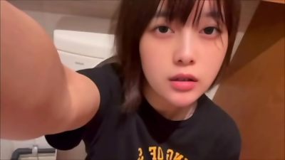 ä¸€ä¸ªå……æ»¡è„šæ­¥çš„å¤§å­¦å¥³ç”ŸåŽ»äº†ä¸€ä¸ªæœ‹å‹çš„å©šç¤¼æ‹›å¾…ä¼šï¼Œä¸Žä¸€ç¾¤ç”·äººäº¤è°ˆåŽï¼Œå¥¹å›žå®¶å¹¶ç«‹å³åœ¨å‰å»Šä¸Šé™é™åœ°æŠšæ‘¸ç€ã€‚