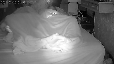 Esposa espera o corno dormir para fazer chamada de video com o amante