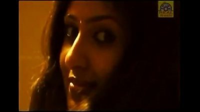 å—å°åº¦å¥³æ¼”å‘˜ Monica azhahi è§†é¢‘ Silanthi ä¸­çš„èŽ«å¦®å¡æ²™å‘æˆ¿é—´åœºæ™¯