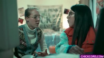 ä¹¦å‘†å­å¥³åŒæ€§æ‹é’å°‘å¹´ Cadence Lux å’Œ Serena Blair å°è¯•äº†ä¸€ä¸ªè™šæ‹Ÿçš„ 3D åˆ›ä½œï¼Œè¯¥ä½œå“æ ©æ ©å¦‚ç”Ÿï¼Œå¹¶ä¸Žå¥¹å±•å¼€äº†çƒ­è¾£çš„å¥³åŒæ€§æ‹ä¸‰äººè¡Œã€‚