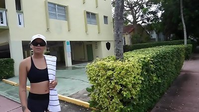 æˆ‘åœ¨è¿ˆé˜¿å¯†æµ·æ»©çš„å…¬å›­é‡åˆ°äº†ä¸€ä¸ªä¸­å›½å¥³äººï¼Œåœ¨å¥¹çš„å±è‚¡æ´žé‡Œæ’žåˆ°äº†ä¸€ä¸ªå®ˆè½¦ï¼äºšæ´²äººå¤©ç”Ÿå°±æ˜¯ç¾Žç”²çŽ©å…·